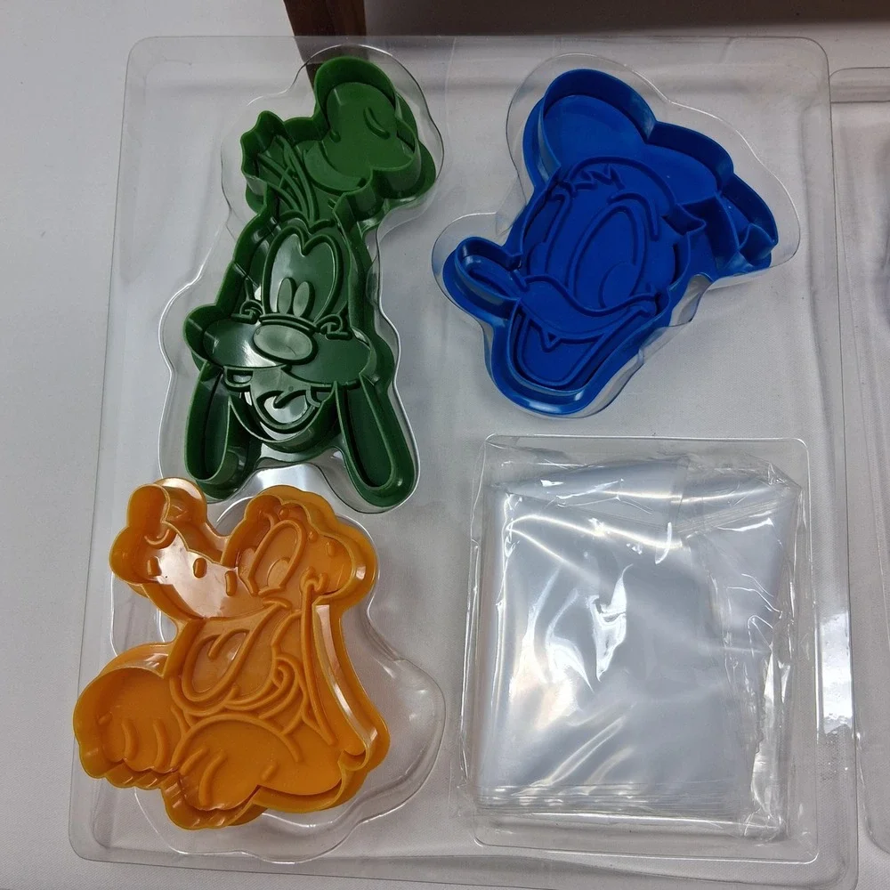 Williams Sonoma Disney Mickey and Friends Impression Cookie Kit 21 Piece Set